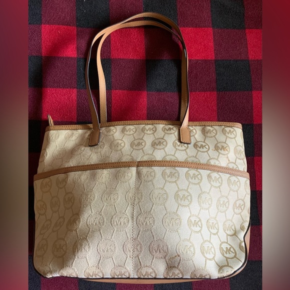 Michael Kors Kempton Signature Medium Tote. In good condition. - Picture 7 of 12